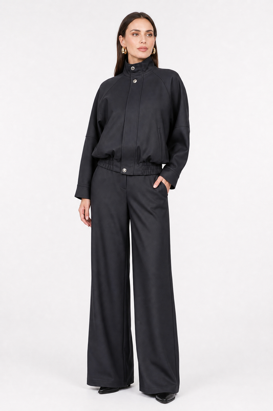 Set 2-pjesësh elegant me xhaketë dhe pantallona të zeza me prerje të gjërë dhe butona metalikë