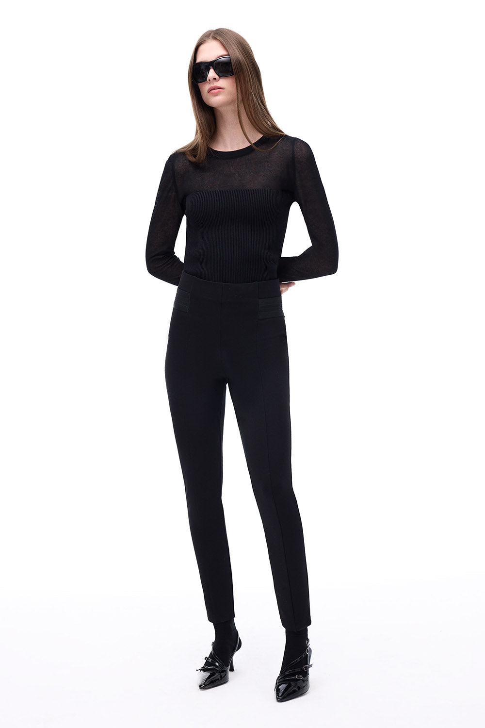 tights të zeza me bel të lartë, pamje përballë me qëndrim sportiv