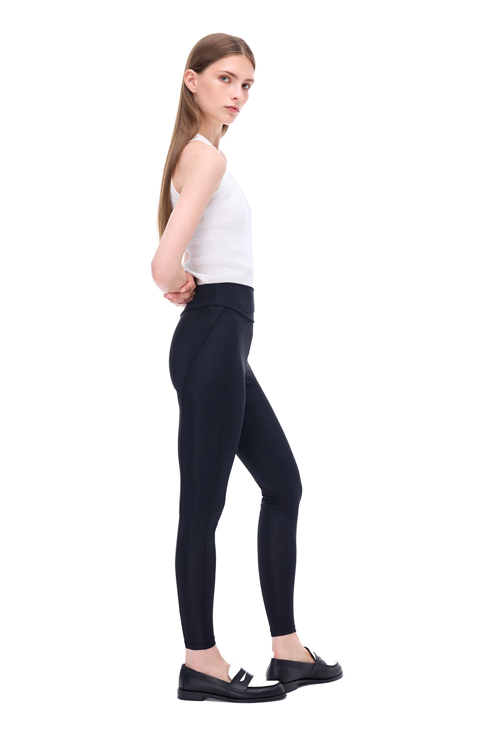 tights të zeza, pamje përballë me duar në bel