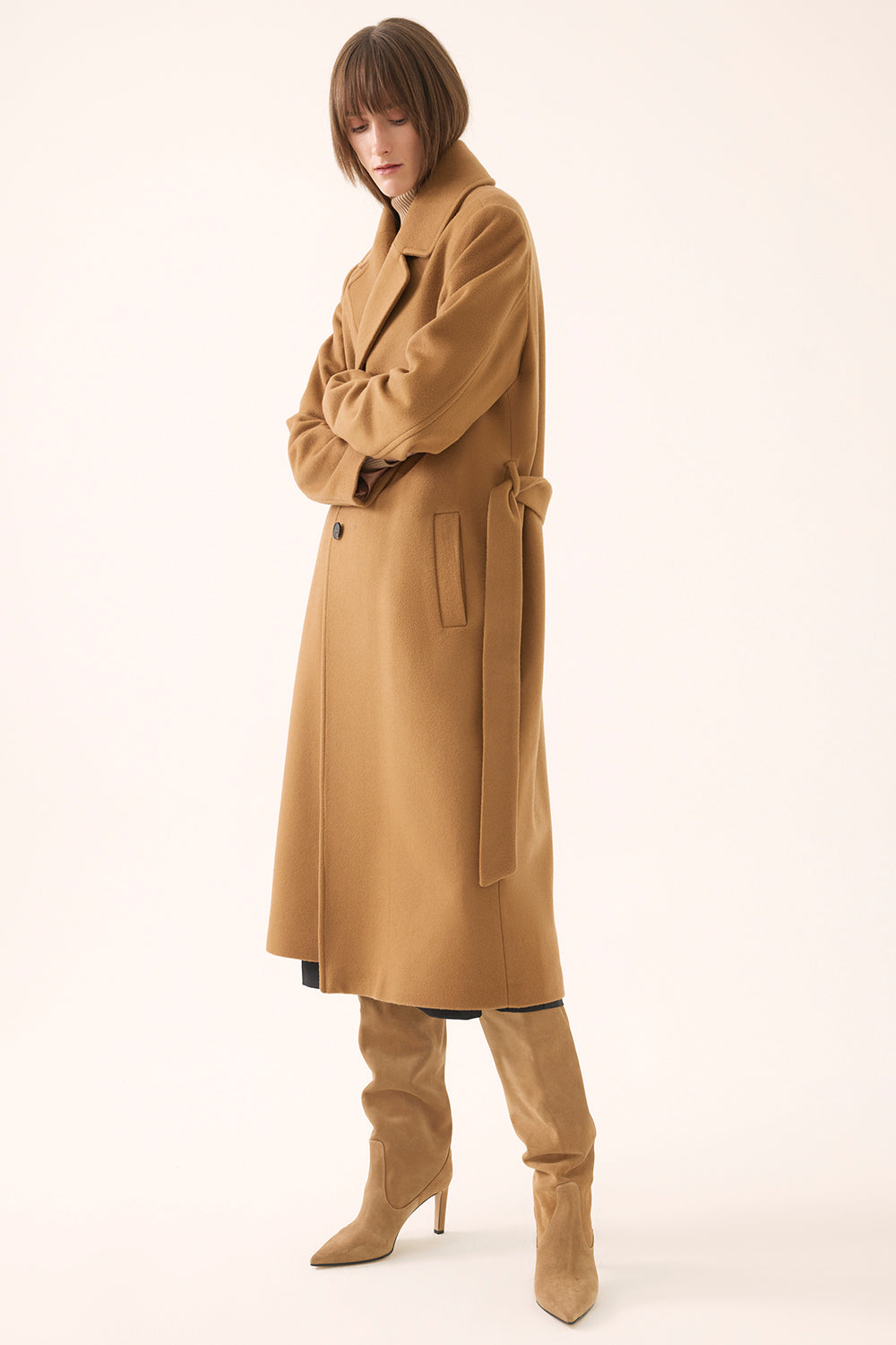 pallto camel elegante, pamje përballë afër